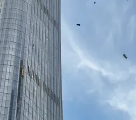 現場疑似小型飛機的殘骸從高處散落。(圖/翻攝自社群平台X)