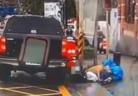 徐姓飼主6日、17日早上載比特犬Lucky外出,兩次都在紅燈時愛犬跳車咬傷機車騎士。(圖/翻攝畫面)