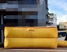 警消人員鋪設氣墊。(圖/翻攝畫面)