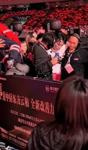 楊宗緯當時被工作人員攙扶離開。（圖／翻攝自微博）
