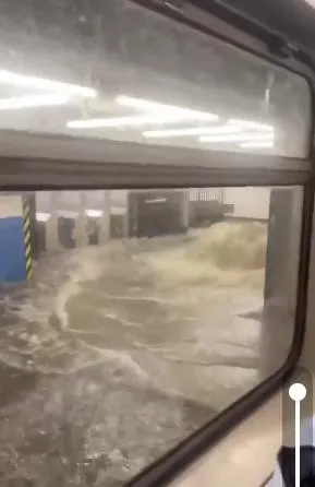 民眾拍下紐約地鐵淹水的驚人景象。（圖／翻攝自X）