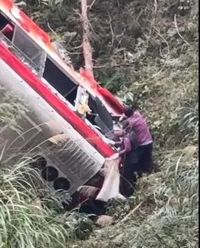 劫後餘生的傷者爬出車外，奮力要找回自己的私人物品。（圖/翻攝doris7733的Threads，經授權使用）
