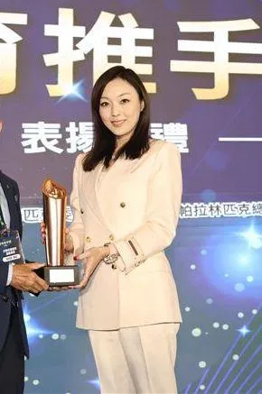 劉怡萱在2024年11月29日，以愛爾麗執行長的身分出席領取集團獲頒的「體育推手獎─贊助類 - 銅質獎」。（圖／愛爾麗當時發稿時提供）