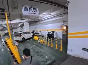 iRent失控暴衝,差點翻車。(圖/翻攝自爆料公社)