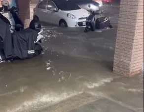 從畫面可見騎樓同樣積水，網友形容簡直可以玩浮潛。（圖／翻攝自Facebook@台南大小事）