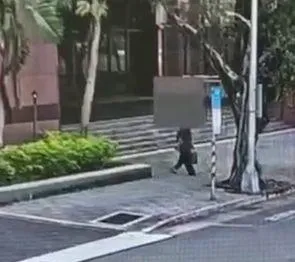 1名73歲陳姓男子因不滿官司結果，今（27）日清晨6時30分許帶著兩桶從月初開始蒐集的排泄物前往台北地方法院，朝法院牌銜潑灑。（圖／民眾提供）