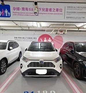 專用停車格會有粉紅色的內框。（圖／台北市停車管理工程處）