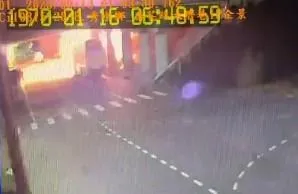 鹿港警分局1輛巡邏車才剛行經涵洞,僅差3秒就可能遭到砸中釀成傷亡。(圖/翻攝畫面)