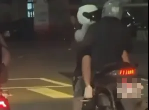女子反向跨坐在騎士腿上。(圖/翻攝自臉書/爆料公社)
