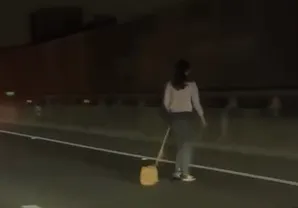 女子在快速道路生氣開門下車，連包包掉地上都沒發覺。（圖／Threads網友@w_yu.yu授權提供）