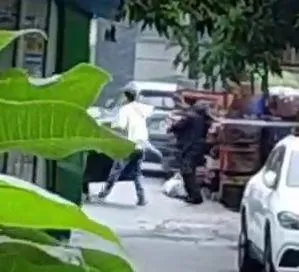 警方持槍圍捕嫌犯畫面。（圖／民眾提供）