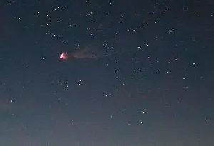 一道疑似火流星或火箭殘骸的發光物體劃過天際。（圖／翻攝自台東南橫埡口即時影像）