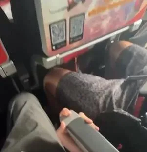 泰越捷航空一架VZ567航班13日下午在台中機場進行緊急降落，該班機原本從大阪飛往桃園，期間曾進行三次迫降未果，最後勉強在台中機場降落。（圖／翻攝畫面）