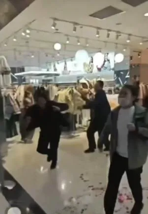 事發現場滿地鮮血。（圖/翻攝X）