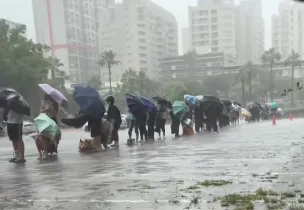 高雄近日大雨不斷,高雄大遠百外大批粉絲在狂風暴雨中撐傘守候,只為搶領吉伊卡哇限定特典海報。(圖/翻攝自threads)