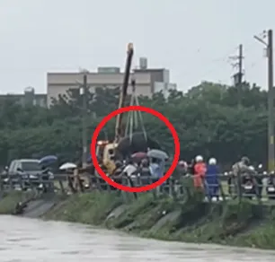 其中1頭水牛在26日傍晚成功由吊車吊掛上岸獲救。（圖／Threads@chen_11017授權提供）