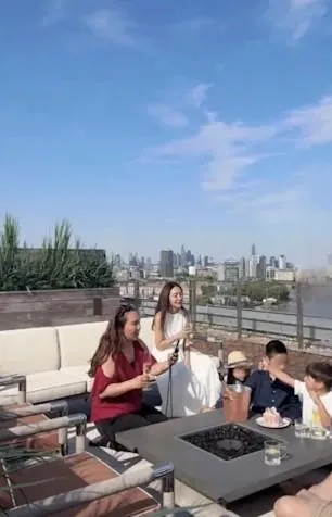 瑪莎老婆Vicky分享一家人在倫敦生活的片段。（圖／翻攝自Vicky社群）