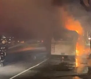 台北市長庚醫院前，大都會電動公車起火全面燃燒。（圖／翻攝畫面）