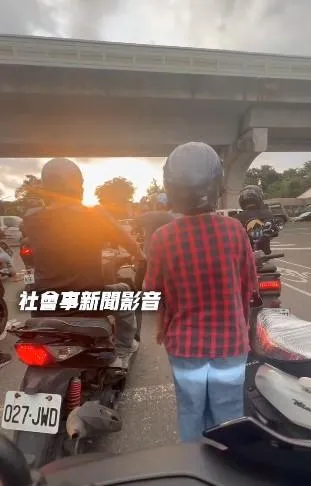 高雄市楠梓區一名阿嬤在等紅燈時，下車大跳伸展操。（圖／中天新聞）