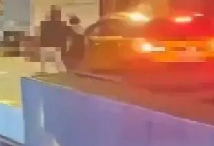 熱心路人（左）上前想調解把運將拉開，結果反而幫倒忙讓劫匪把車更快開走。（圖／警方提供）
