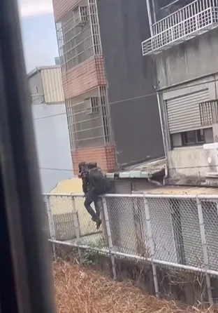該名男子還被其他乘客目擊，違規翻越圍欄離開車站。（圖/翻攝畫面）