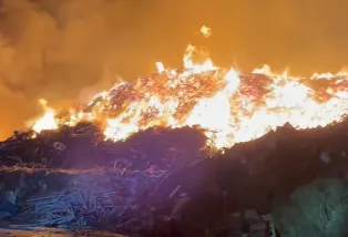 台南後壁區烏樹林災後廢棄物暫置場21日晚間發生大火。（圖／翻攝自台南大小事臉書，下同）