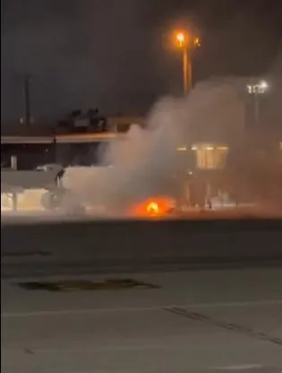 巴西機場一架飛機的行李輸送帶突然起火。（圖／翻攝自X）
