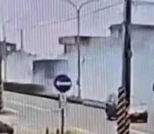 老翁情急之下跳車逃生,疑遭後方載運神轎的貨車閃避不及撞上。(圖/警方提供)