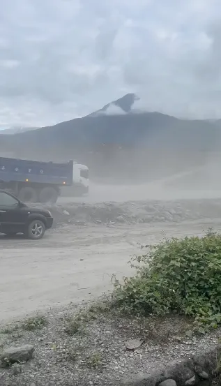 大量土石翻動、車輛進出，造成整片河床塵土飛揚。（圖／翻攝自花蓮議長張峻臉書，下同）