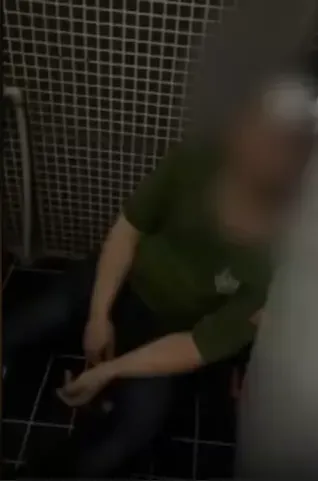 闖入女廁並反鎖門的醉漢。（圖／翻攝自微博）