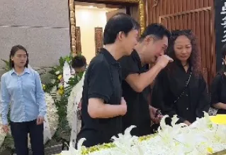 黃安現身千百惠告別式，送47年摯友最後一程。（圖／翻攝自黃安微博）