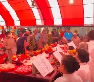 鳳山代天府依古禮準備葷食牲禮及1000份祭品，慎重進行中元普渡。（圖／翻攝畫面）