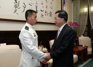 2004年陳水扁接見通過海豹訓的余奎麟上尉。(圖/總統府)