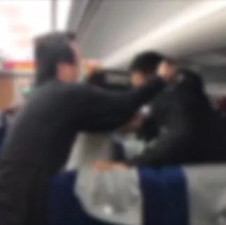 台鐵一名車長在執勤時遭遇暴力攻擊,不僅被甩巴掌還遭到手機攻擊。(圖/讀者提供)