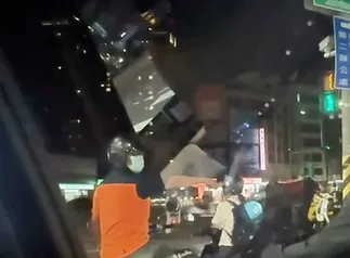 江男一度氣憤地從機車置物箱內拿出工具鑽頭威嚇對方後離開現場。（圖/社會事新聞影音）