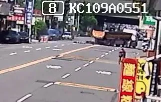 監視器錄下撞擊瞬間，重機騎士送醫不治。砂石車駕駛酒測值達0.11mg/L，依公共危險等罪嫌送辦。（圖／警方提供）