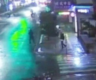 龔男返家拿刀棍回來嗆聲，嚇得兩位民眾連忙逃命。（圖／警方提供）