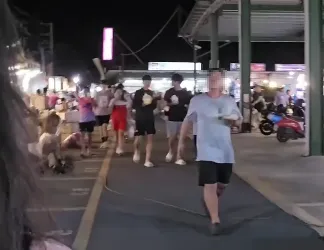 榴槤老闆一路尾隨。（圖／翻攝自Threads）