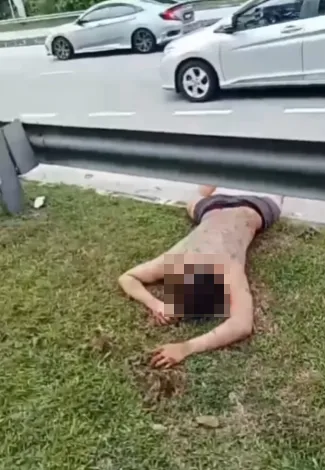 男子行為異常趴在草地上吃泥土。（圖／翻攝網路）