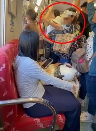 一名年長婦人提著大包小包走向優先席區，要求坐在座位上的孕婦讓座，遭拒絕後竟還嗆聲指責。（圖／翻攝自「爆料公社二社」臉書社團）