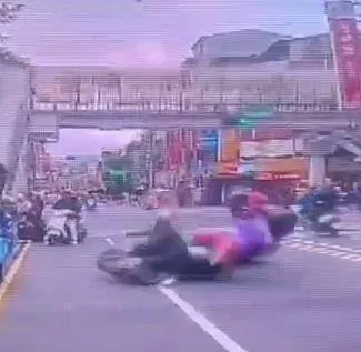 車禍瞬間。（圖／記者爆料網）