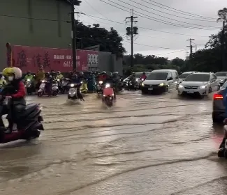 機車族冒險涉水上班，與多輛汽車交會塞成一塊，嚴重影響交通順暢。（圖／翻攝自Threads／abc078122373）