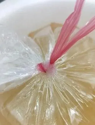 用於綁熱湯、滷味或飲料塑膠袋的紅色綁繩正確名稱為「邦提圈」。（資料照／翻攝自臉書爆怨公社）