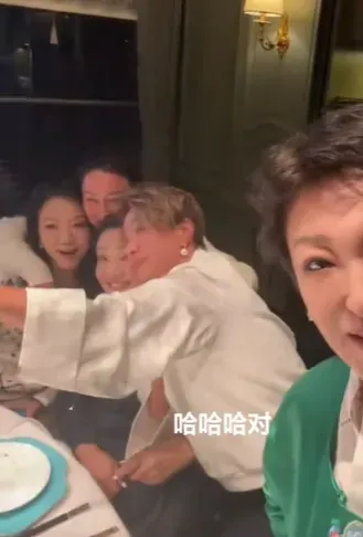 張蘭與好朋友聚餐合影。（圖／翻攝抖音）