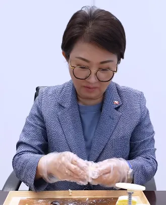 盧秀燕體驗製作月餅。（圖／翻攝盧秀燕臉書）
