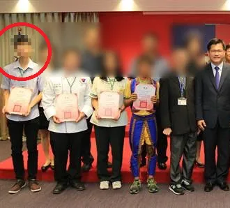 28歲特教生孫男（左1）曾獲總統教育獎，又得到時任台中市長林佳龍（右1）表揚。（圖／中天新聞）