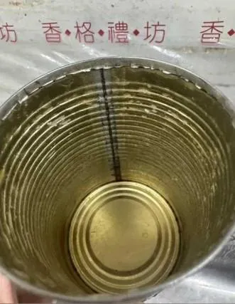 香格禮坊疑似有多項違規，竟重複使用已經生鏽的空罐頭容器盛裝製作餅皮的油和水。（圖／投訴人提供）