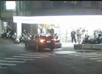 車禍瞬間。(圖/警方提供)