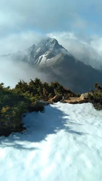遠方山頭雲霧繚繞，彷彿在仙境。（圖／中央氣象署提供）