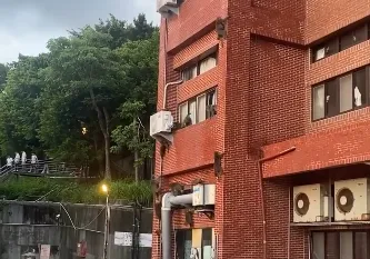 獼猴大軍爬上中山大學宿舍,有獼猴直接停在窗外向室內窺探。(圖/翻攝自Threads/@sean970106)